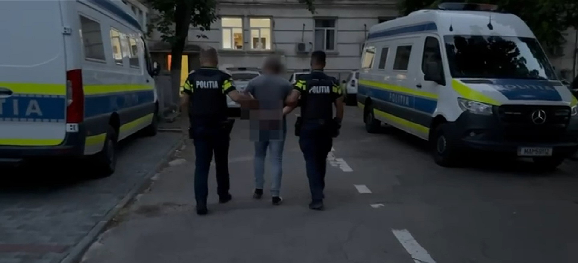 Bărbatul din Dolj care și-a amenințat soția, și-a sechestrat copiii și a tras cu arma spre polițiști a fost reținut