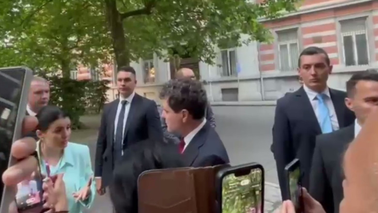 VIDEO  Nicușor Dan, luat la întrebări de un grup de români, la Bruxelles. Ce voiau să știe și cum a reacționat președintele