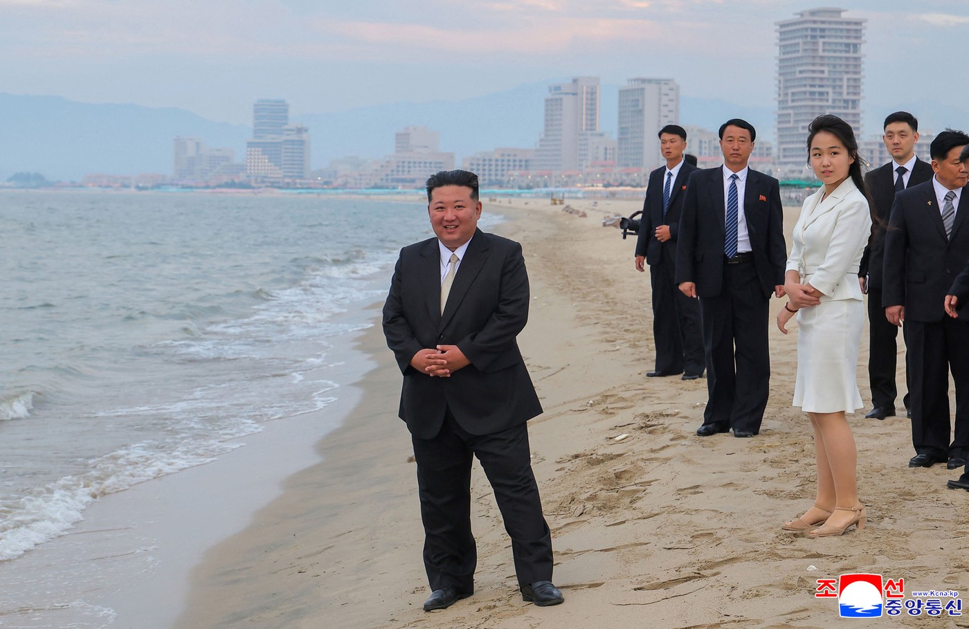 Kim Jong-un a renunțat la rachete și s-a relaxat la plajă. Liderul nord-coreean a inaugurat o stațiune de lux pe litoral