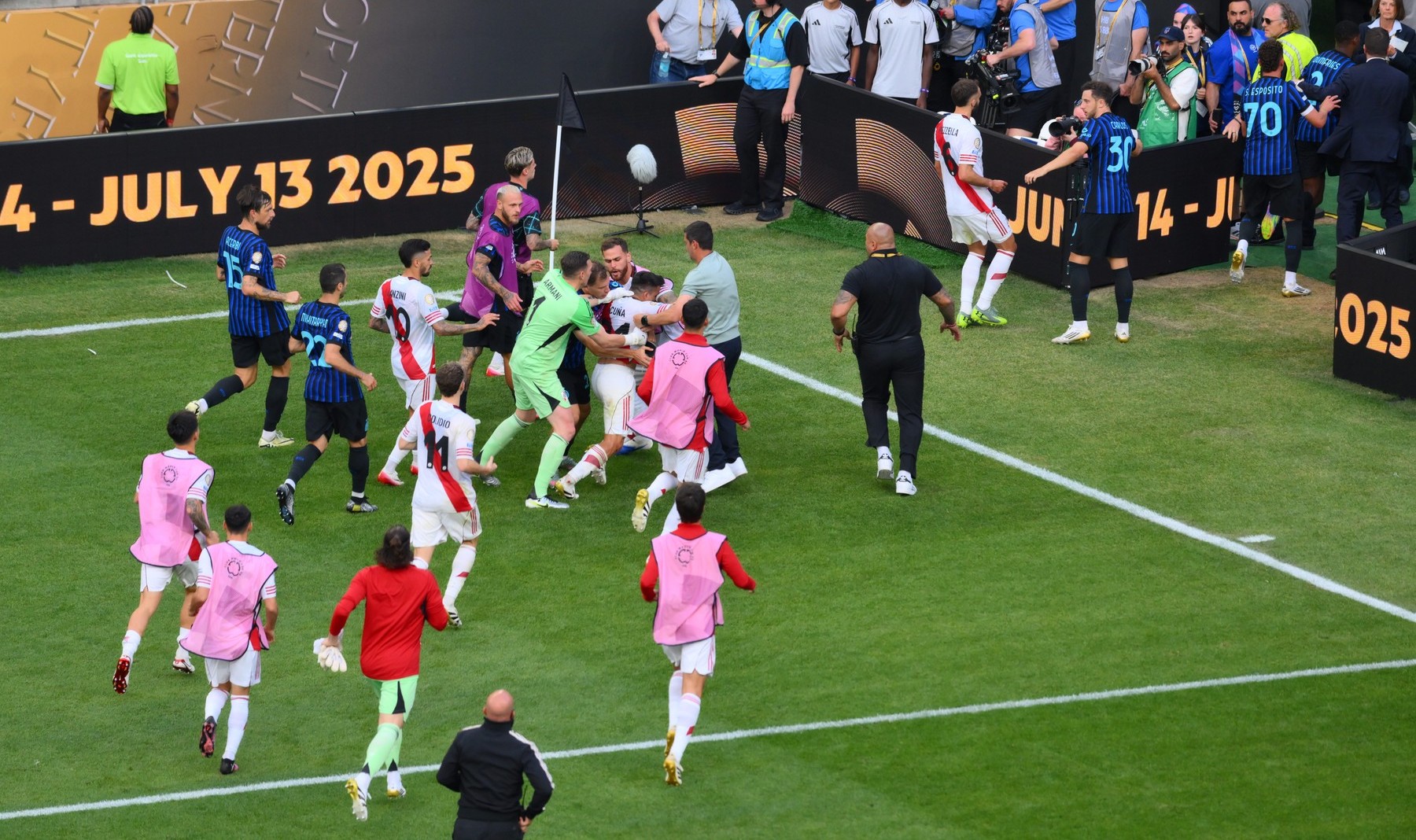 Încăierare pe teren după meciul Inter Milano - River Plate. Ce a făcut Chivu