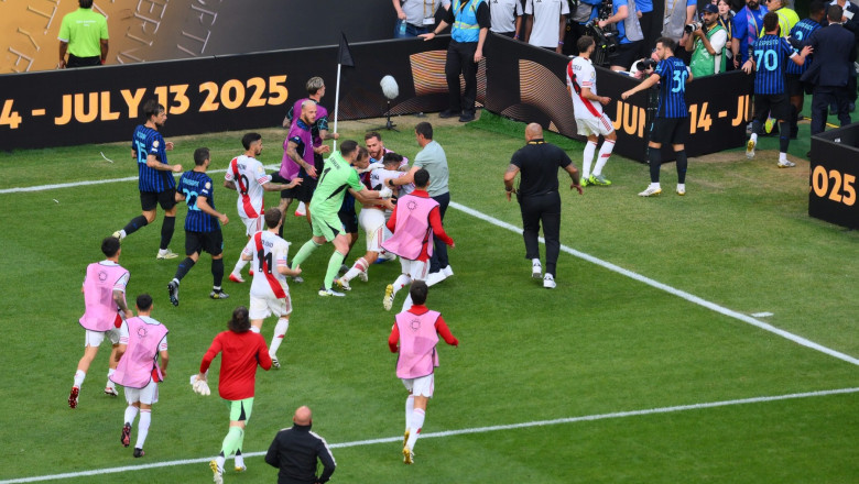 Încăierare pe teren după meciul Inter Milano - River Plate. Ce a făcut Chivu