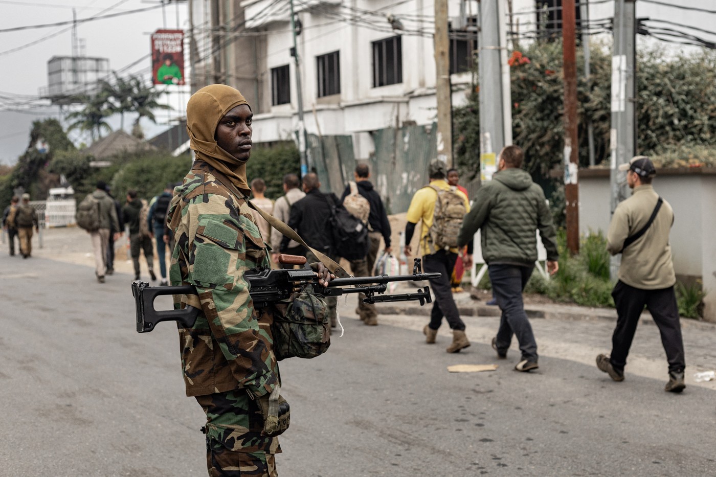 Guvernul Bolojan vrea să le interzică militarilor și polițiștilor să se mai angajeze ca mercenari, chiar și după trecerea în rezervă