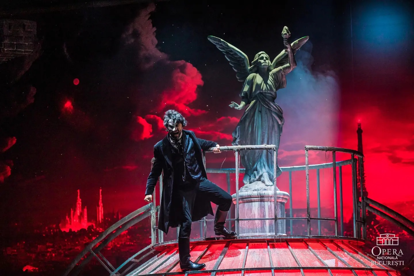 Scandal la Teatrul de Operetă, după concedierea bruscă a lui Adi Nour. „S-a hotărât că nu mai sunt de folos”. Reacția instituției