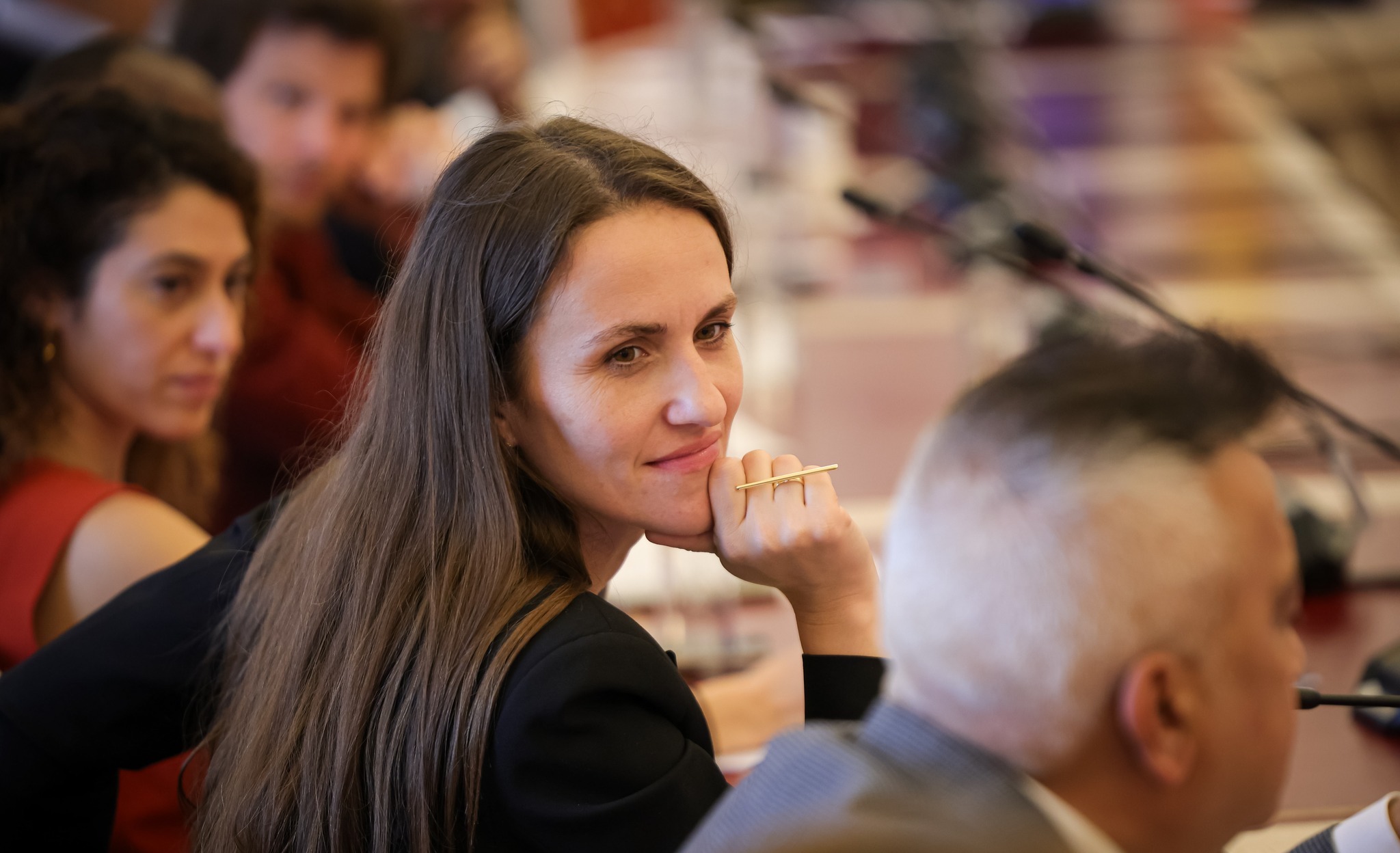 Raluca Turcan o apără pe Oana Țoiu, victima unor atacuri la adresa ținutei sale. „E un dispreț profund față de femei”