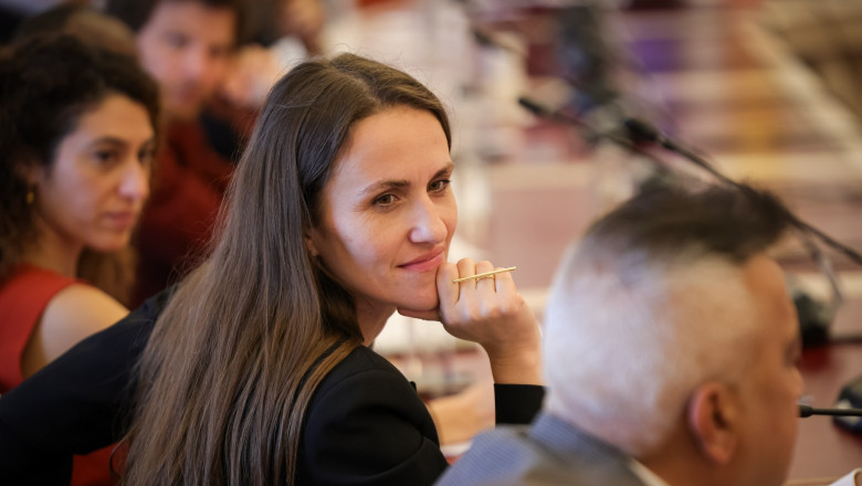 Raluca Turcan o apără pe Oana Țoiu, victima unor atacuri la adresa ținutei sale. „E despre un dispreț profund față de femei”