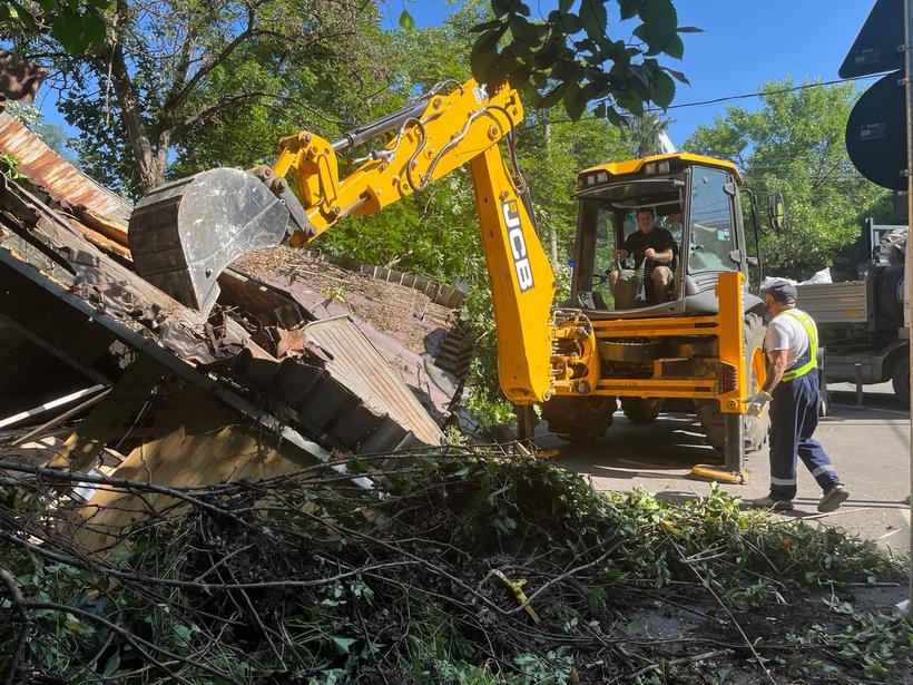 A început demolarea construcțiilor ilegale din Sectorul 1 al Capitalei. Prima intervenţie, un chioşc care funcţiona de peste 20 de ani