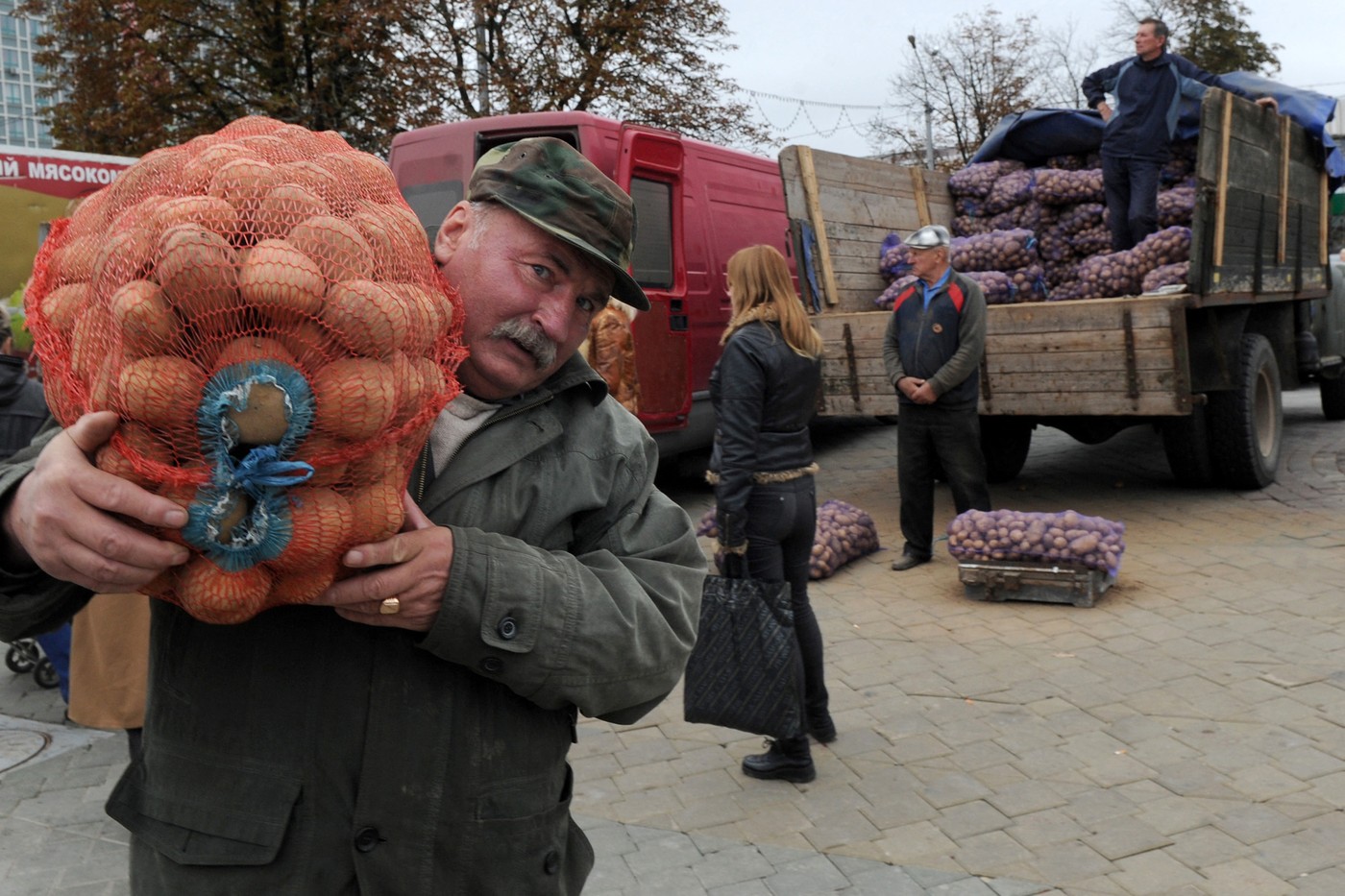 „Mafia cartofilor” stârnește furie în Belarus. Cum a declanșat Lukașenko o criză agricolă de care profită Rusia