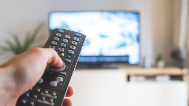 Avertismentele de la TV se modifică. Dispar mesajele despre „sare şi grăsimi” sau „minimum 2 litri de apă”. Noi decizii ale CNA