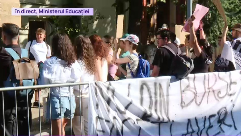 VIDEO A doua zi de proteste față de tăierile de burse: Elevii ies în stradă alături de studenți, nemulțumiți de noile măsuri