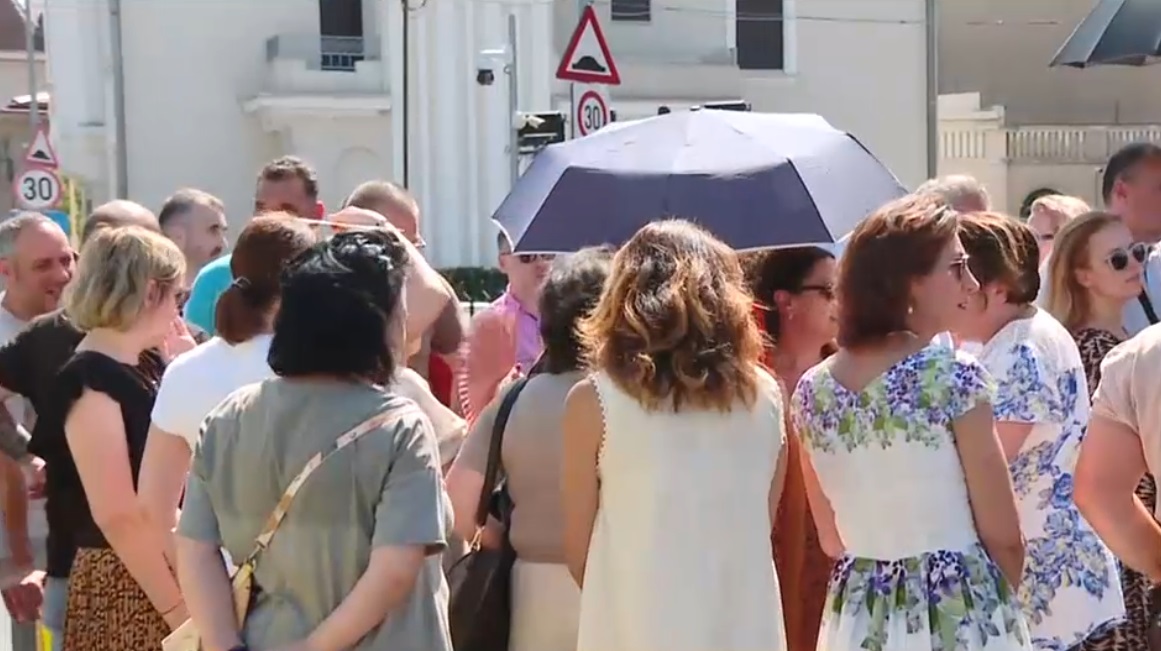 Angajații de la Guvern au protestat la Palatul Victoria. Sunt nemulțumiți de reducerea sporurilor