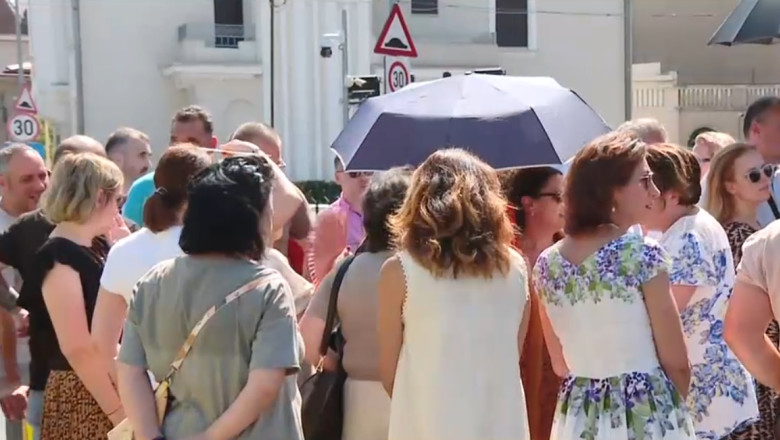 Angajații de la Guvern au protestat la Palatul Victoria. Sunt nemulțumiți de reducerea sporurilor