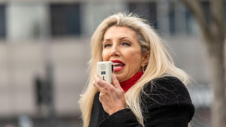 Doi fraţi britanici îşi acuză mama pentru moartea surorii lor, după ce i-a tratat cancerul cu spălături stomacale şi sucuri de legume