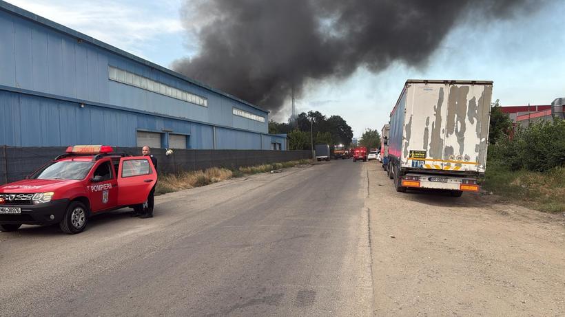 Incendiu la un depozit din sectorul 6 al Capitalei. Pompierii lucrează la stingerea ultimelor focare