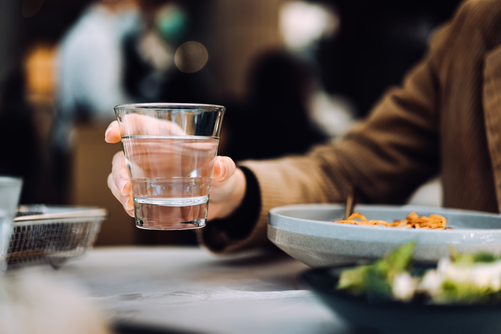 Apă gratis doar pe hârtie. Experiment Digi24: Cum încalcă restaurantele legea în vigoare de un an. „Noi nu dăm. Așa e politica firmei”