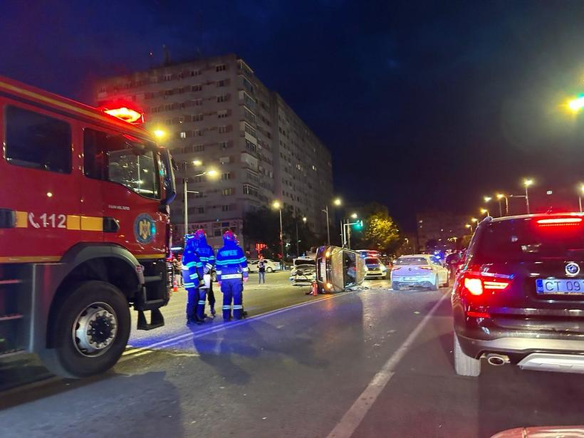 Polițiști răniți în accident, după ce autospeciala aflată în misiune s-a izbit de o maşină care nu i-a acordat prioritate
