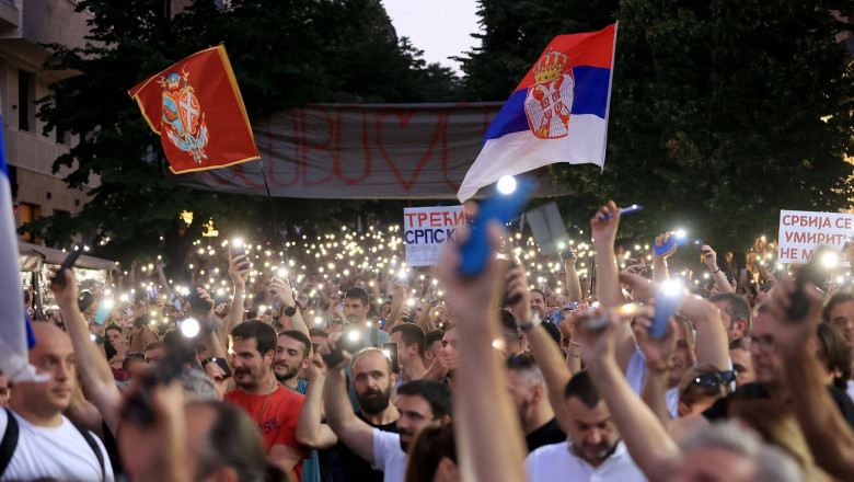 VIDEO  Confruntări violente la Belgrad, unde protestatarii au cerut alegeri anticipate. Președintele sârb invocă „o lovitură de stat”