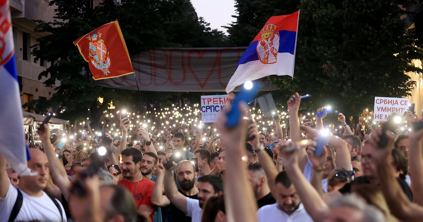 Confruntări violente la Belgrad, unde protestatarii au cerut alegeri anticipate. Președintele sârb invocă „o lovitură de stat”