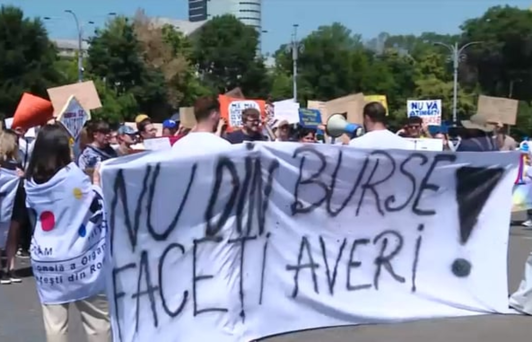„Nu din burse strângi averi, stimaţi politicieni!” Încă o zi de proteste în Capitală, după ce Guvernul a decis reducerea burselor
