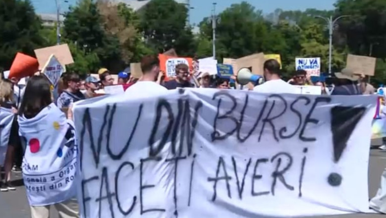 „Nu din burse strângi averi, stimaţi politicieni!” Încă o zi de proteste în Capitală, după ce Guvernul a decis reducerea burselor