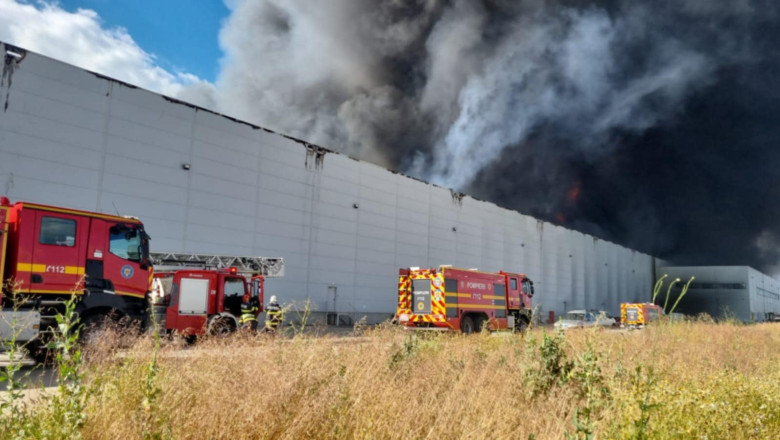 VIDEO&FOTO  Incendiu la o hală din incinta unui parc logistic situat la km 23 al Autostrăzii A1. Pompierii intervin cu 14 autospeciale