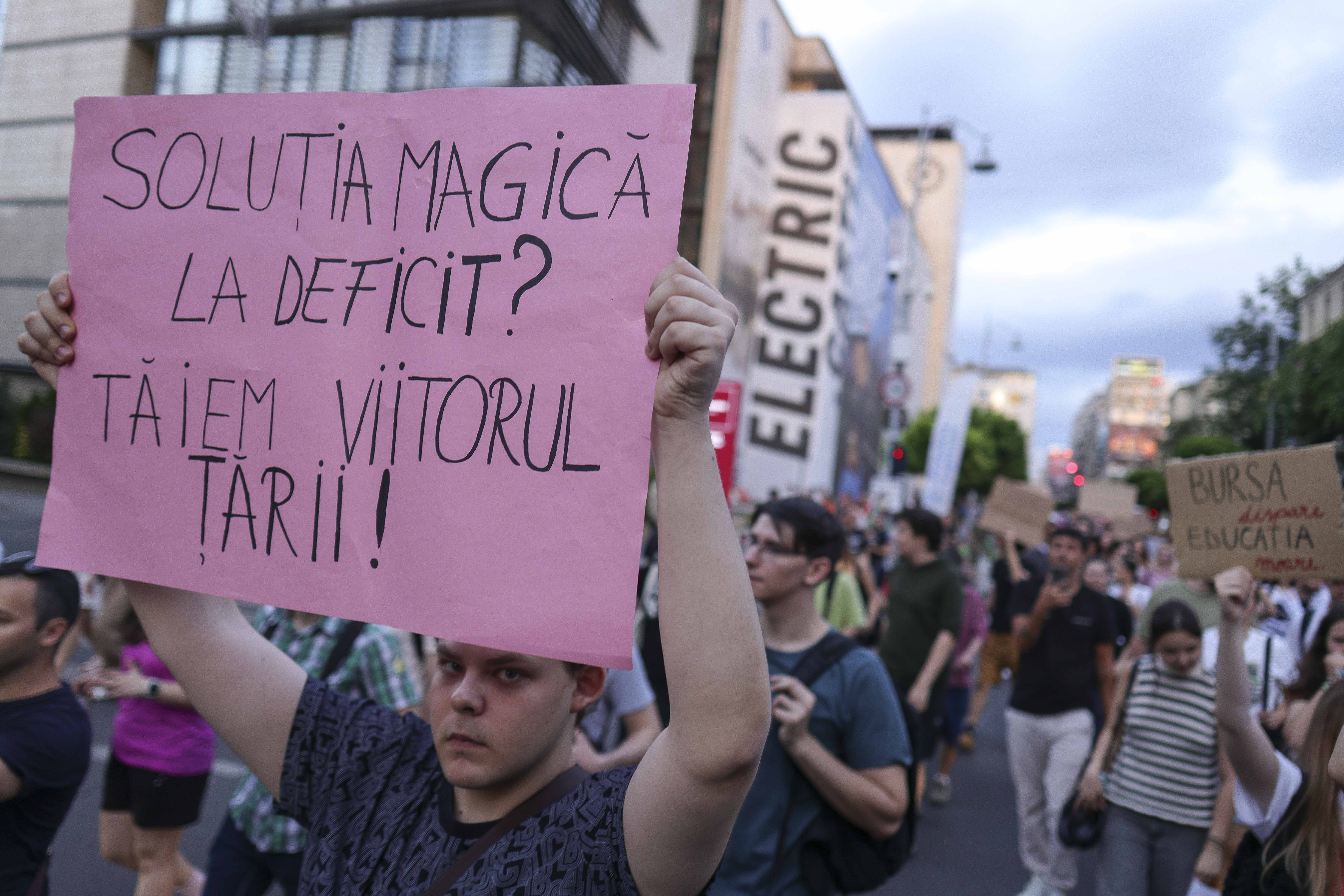 „Nu din burse faceţi averi”. Câteva sute de elevi și studenți au protestat în Piața Victoriei din Capitală