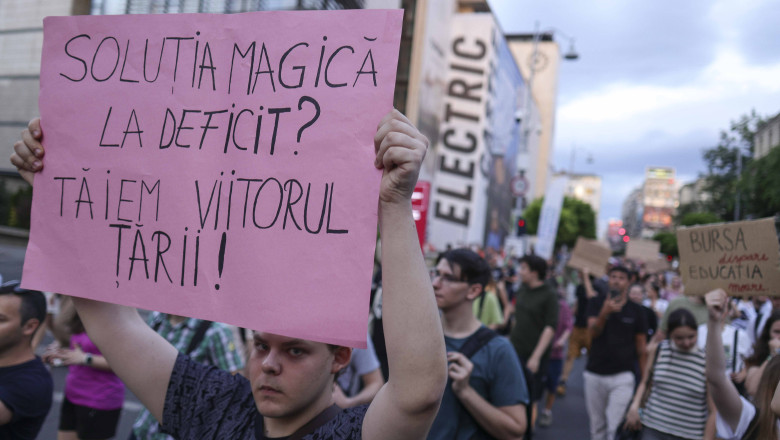 GALERIE FOTO  „Nu din burse faceţi averi”. Câteva sute de elevi și studenți protestează în Piața Victoriei din Capitală