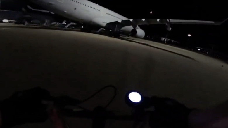 VIDEO  Activiști pro-palestinieni au pătruns în baza aeriană britanică Brize Norton și au stropit avioanele cu vopsea