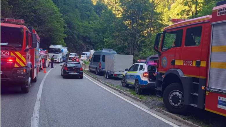 O stâncă s-a desprins de pe versant, în Defileul Jiului, şi a căzut pe şosea, lovind o maşină
