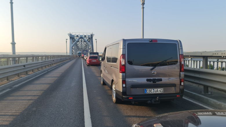 Infotrafic: Aglomerație la ieșrea din țară, pe podul Giurgiu - Ruse. Ce rute alternative există