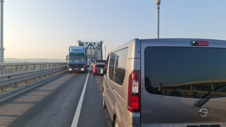 Aglomeraţie la granița cu Bulgaria, din cauza lucrărilor la podul Giurgiu-Ruse. Rute alternative pentru ieșirea din ţară