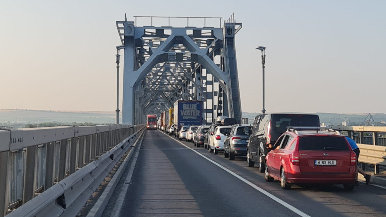 Infotrafic: circulația pe podul Giurgiu - Ruse, blocată din cauza defectării unui camion. Rute alternative