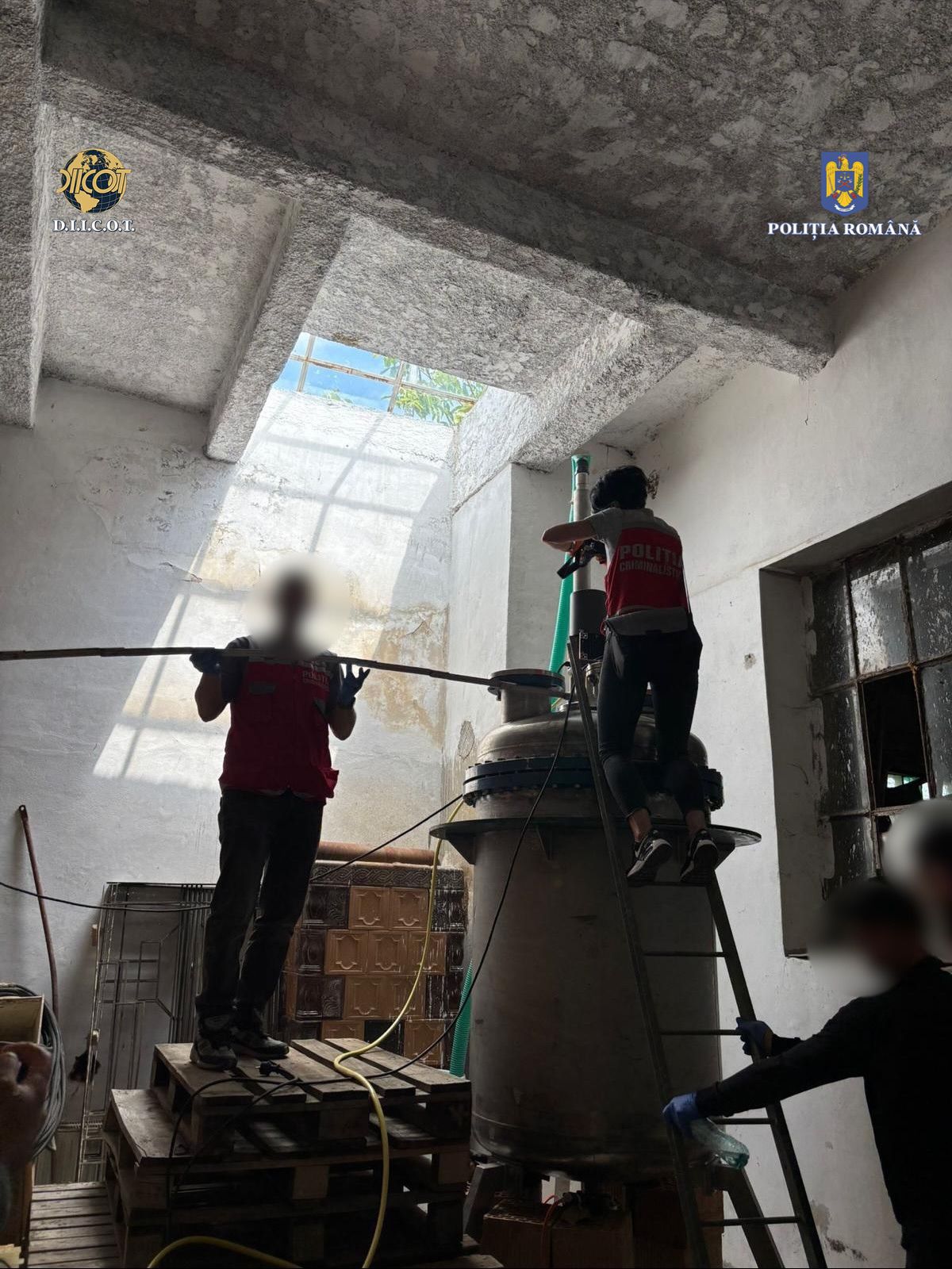 Unul dintre cele mai mari laboratoare de droguri sintetice din România, descoperit într-un depozit din Braşov. Ce au găsit anchetatorii