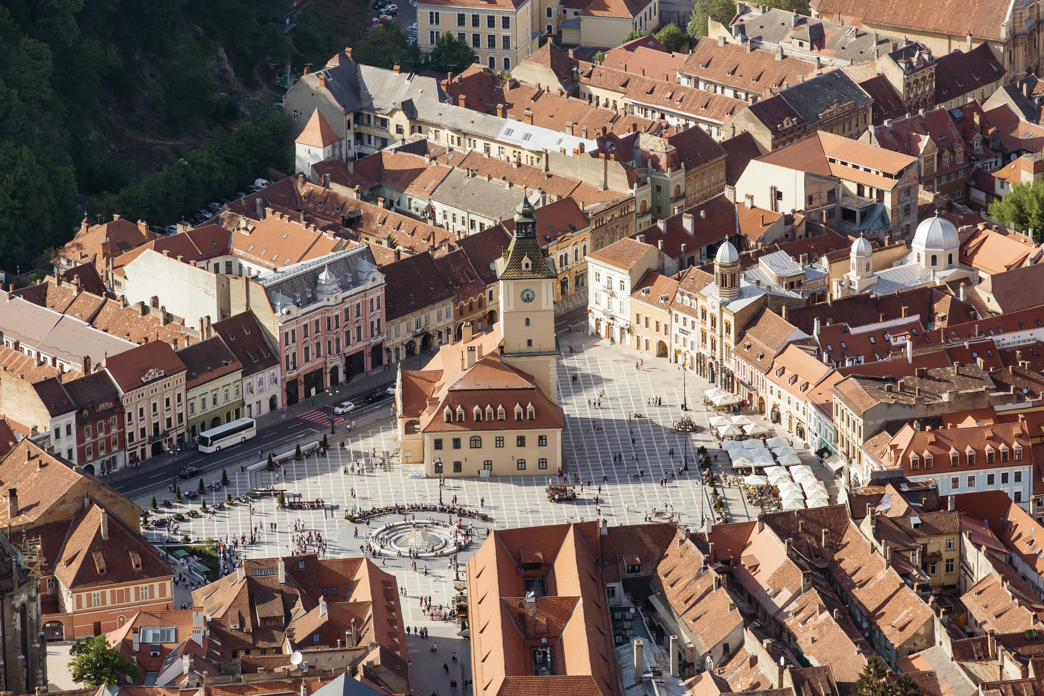 Obligați să refacă fațadele clădirilor pe cheltuiala proprie. Ce riscă mii de proprietari din Brașov, dacă nu-și renovează locuințele