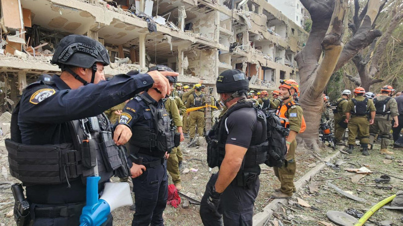 Israeli authorities respond after Iranian missile strikes Tel Aviv