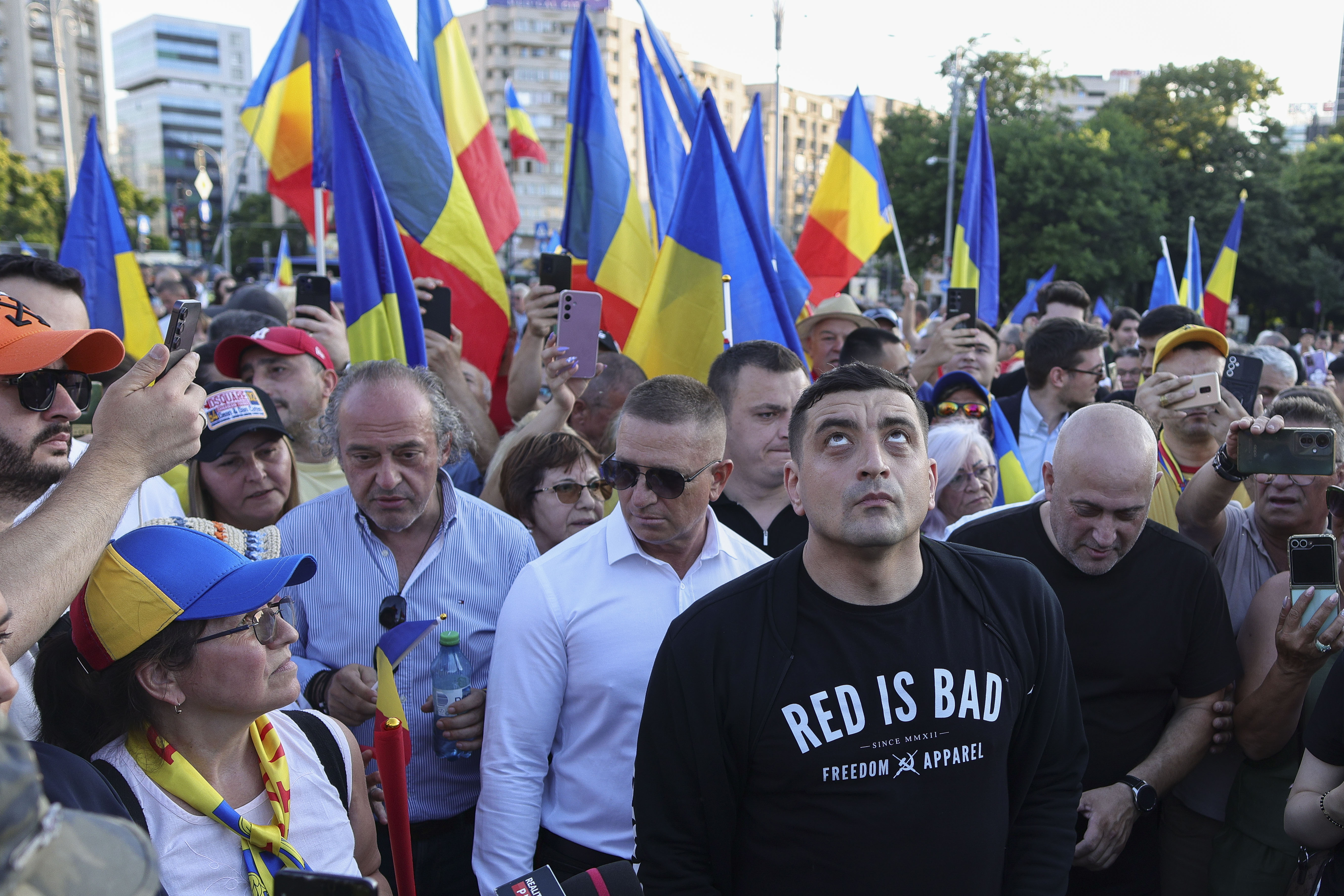 Câteva sute de persoane și George Simion au protestat în Piața Victoriei împotriva „austerității”. Manifestații AUR și în alte orașe