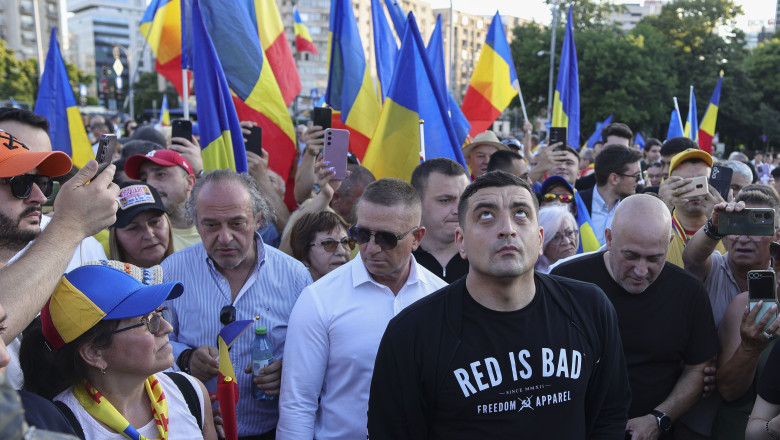 VIDEO&FOTO  Câteva sute de persoane și George Simion au protestat în Piața Victoriei împotriva „austerității”. Manifestații AUR și în alte orașe