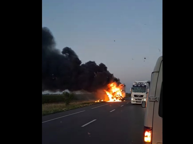 Accident grav pe DN2: Un bărbat a murit carbonizat, după ce un TIR și un autoturism s-au ciocnit și apoi au luat foc