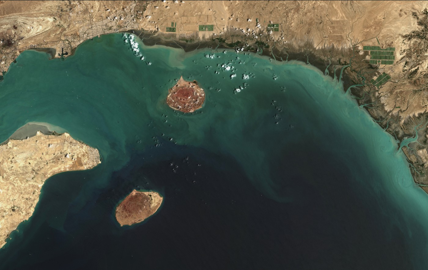 Mai multe ambarcaţiuni înarmate au încercat să intercepteze o navă în strâmtoarea Ormuz