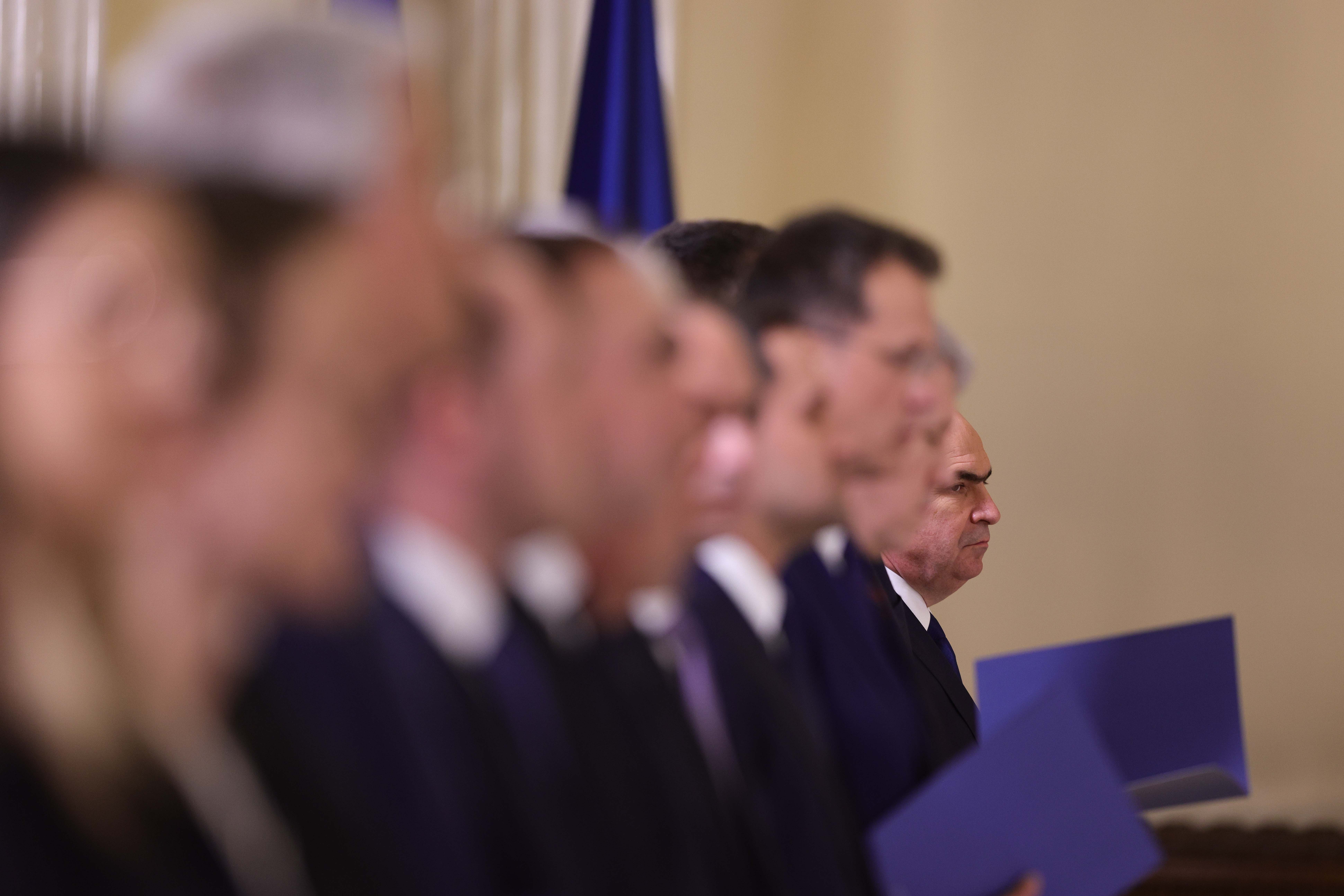 ÎNTREBAREA SĂPTĂMÂNII: A început Guvernul Bolojan cu stângul sau cu dreptul? Răspund jurnaliștii Claudiu Pândaru și Florin Negruțiu