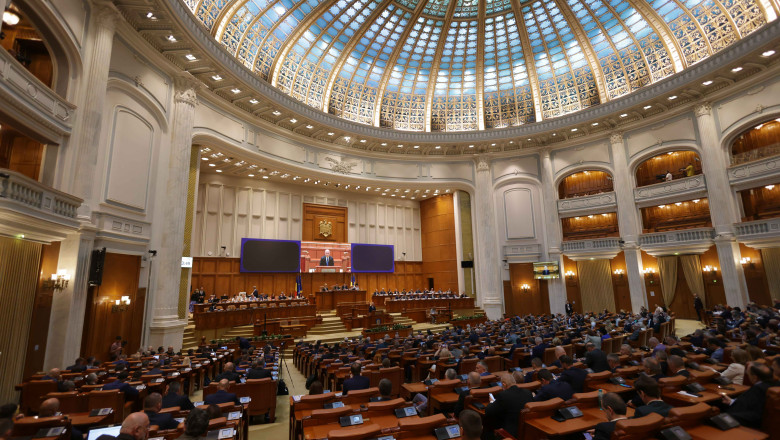 Parlamentul îşi alege azi preşedinţii celor două Camere, după învestirea Guvernului Bolojan. Propunerile PSD și PNL
