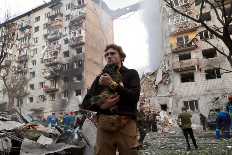 Kyiv Missile Strike - Rescue Efforts Underway - Ukraine
