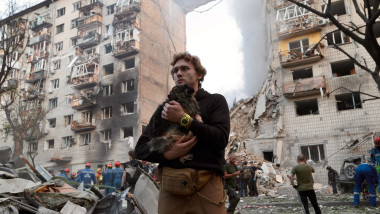 Kyiv Missile Strike - Rescue Efforts Underway - Ukraine