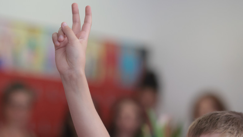 Peste 82% dintre români cred că ar trebui crescute cheltuielile în educație. În ce alte domenii trebuie să investească statul (sondaj)