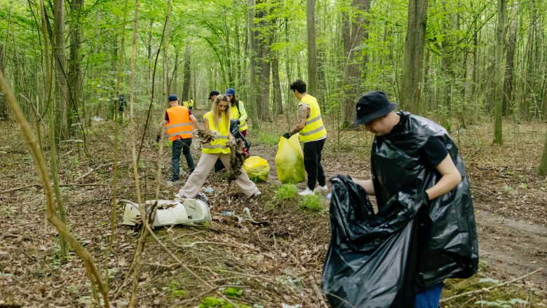Peste 15 tone de deșeuri colectate în cadrul campaniei de ecologizare a BAT România în pădurea Plopeni, județul Prahova
