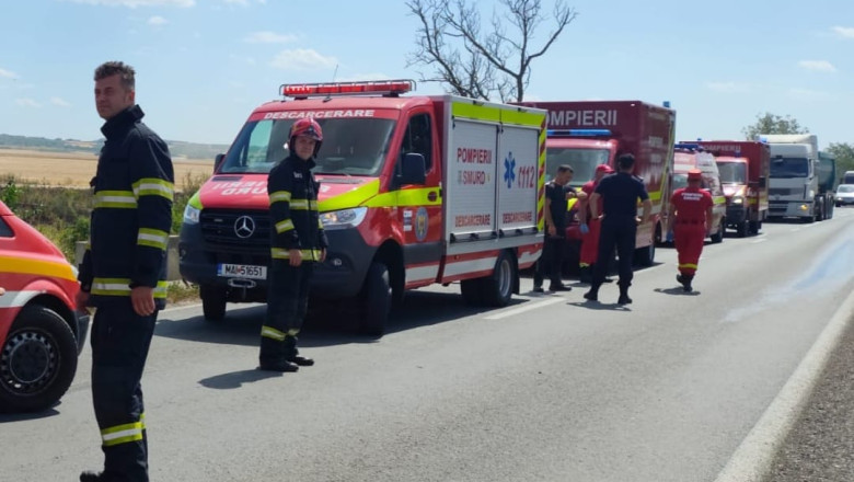 VIDEO&FOTO  Accident între două microbuze şi un autoturism în Bihor. Cinci persoane, tranportate la spital