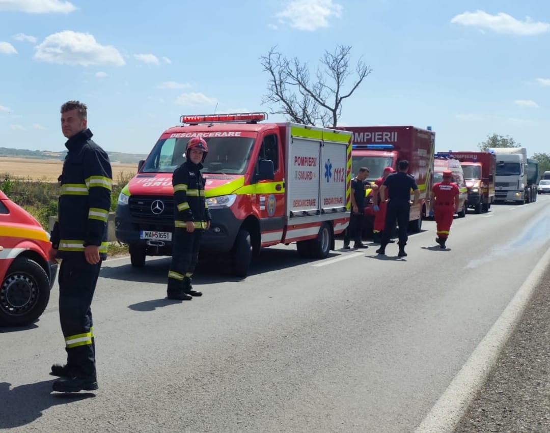 Accident între două microbuze şi un autoturism în Bihor. Cinci persoane, transportate la spital