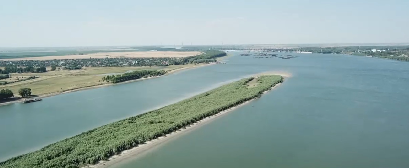 Efectele secetei asupra Dunării: debit la jumătate față de normal, restricții în traficul naval. „Nisipul a câștigat teren”