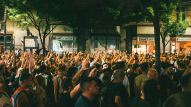 Tineri protestând