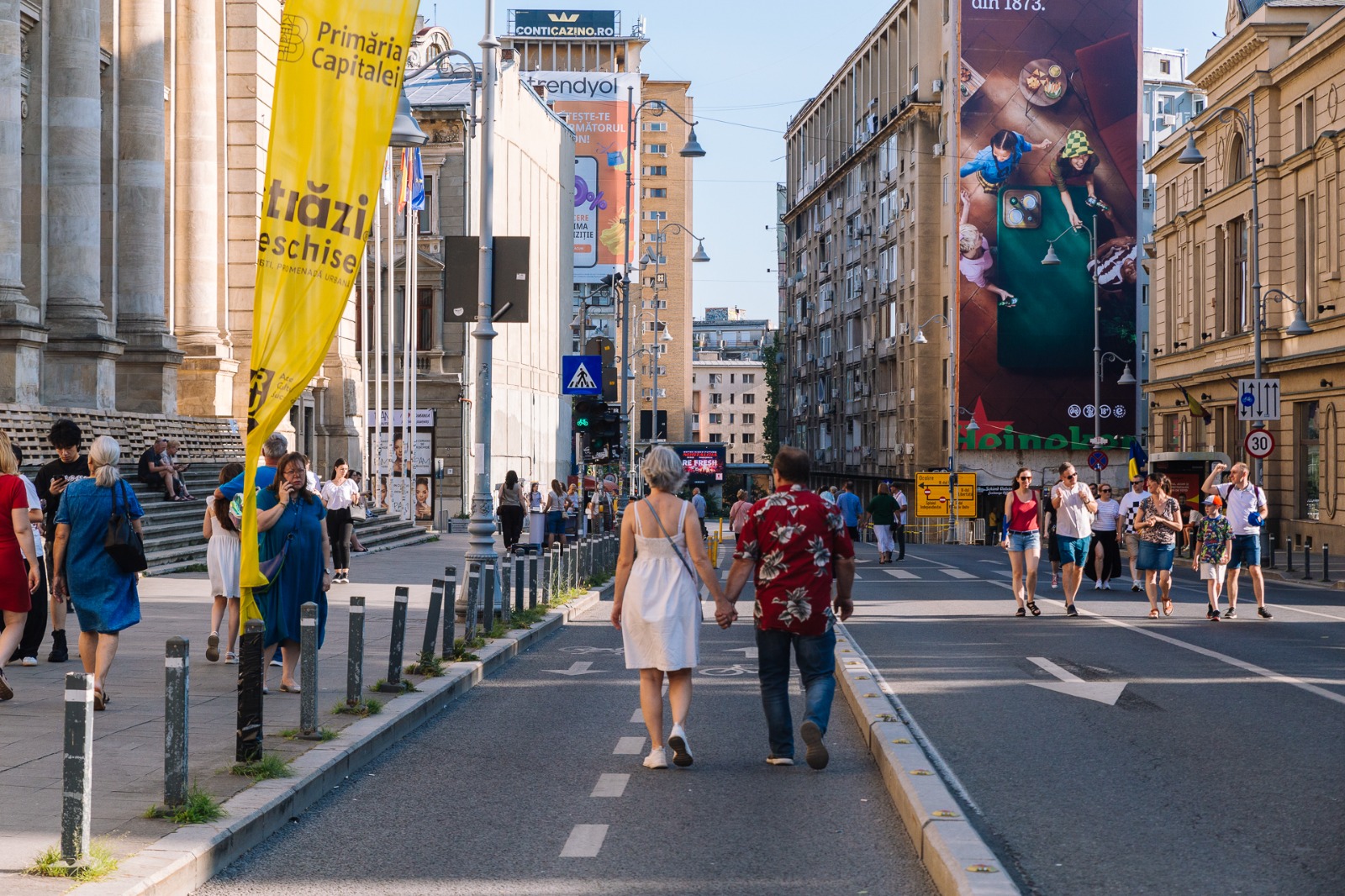 Weekend pietonal pe Calea Victoriei. Spectacole stradale şi traseu extins pe străzile Piaţa Amzei şi Christian Tell