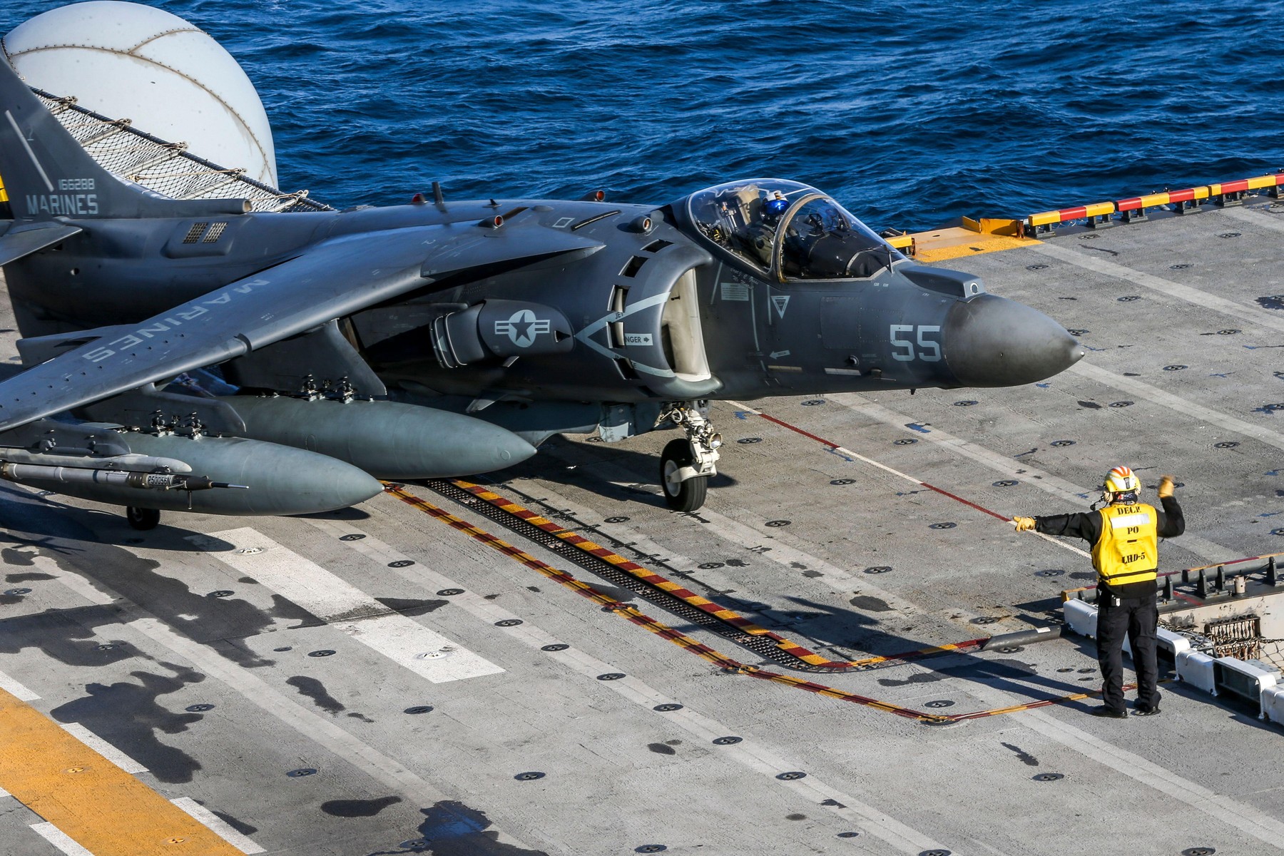 Cum a ajuns o firmă de băuturi răcoritoare să „propună” drept premiu un avion cu decolare verticală AV-8B Harrier și scandalul de după